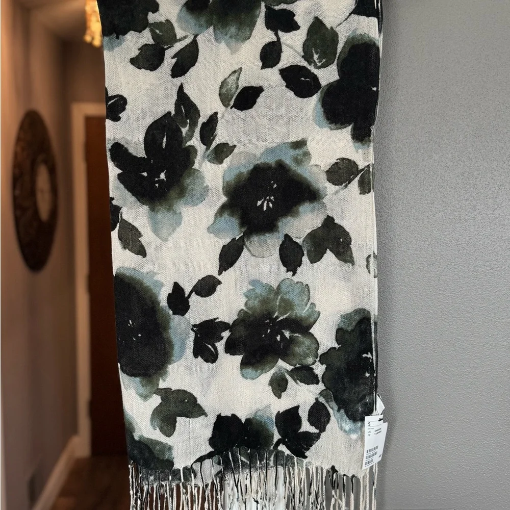 H&M Black and Cream Floral Scarf NWT - Picture 4 of 6